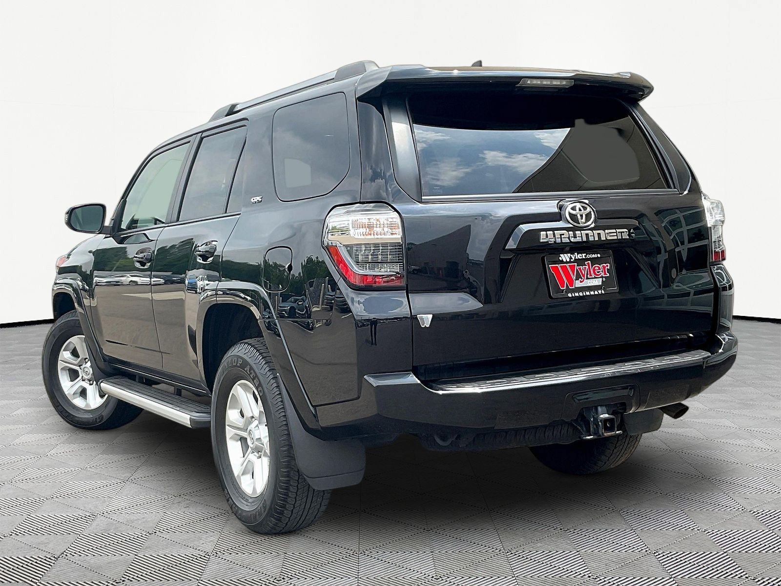 Used 2023 Toyota 4Runner SR5 Premium w/ Moonroof Package AWD/4WD image 4