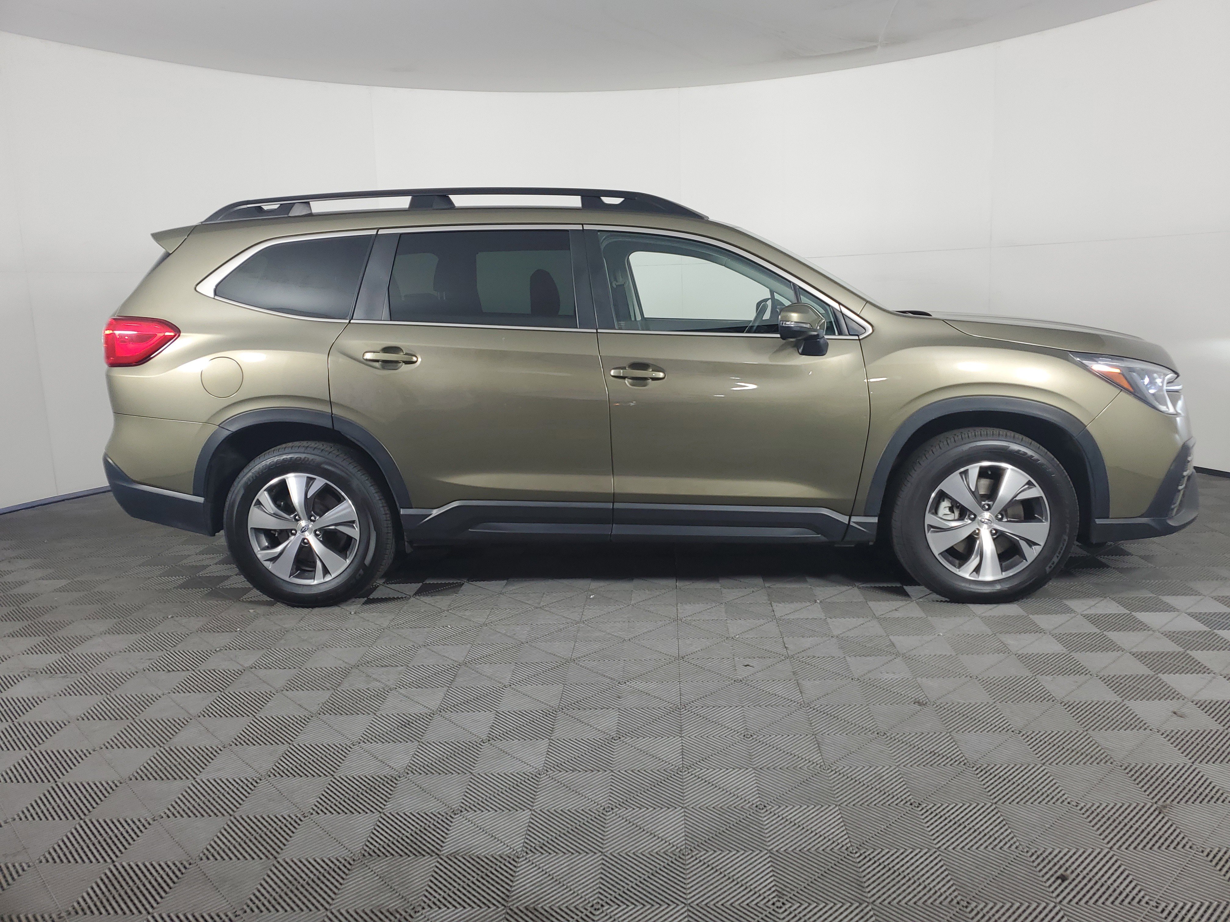 Used 2023 Subaru Ascent Premium image 3