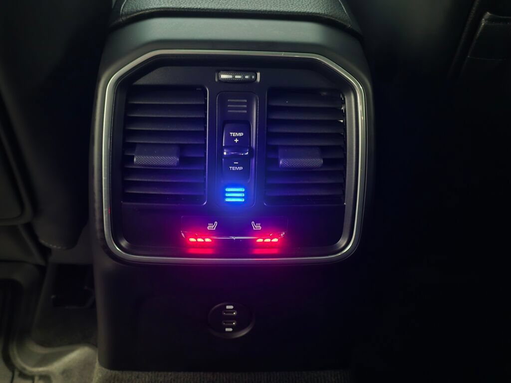 Certified 2023 Porsche Macan AWD/4WD image 19