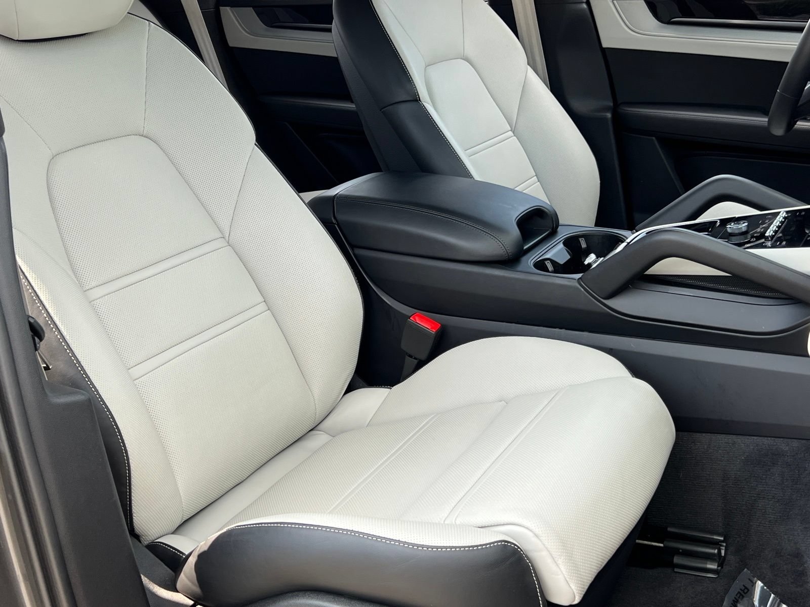 Certified 2025 Porsche Cayenne S AWD/4WD image 16