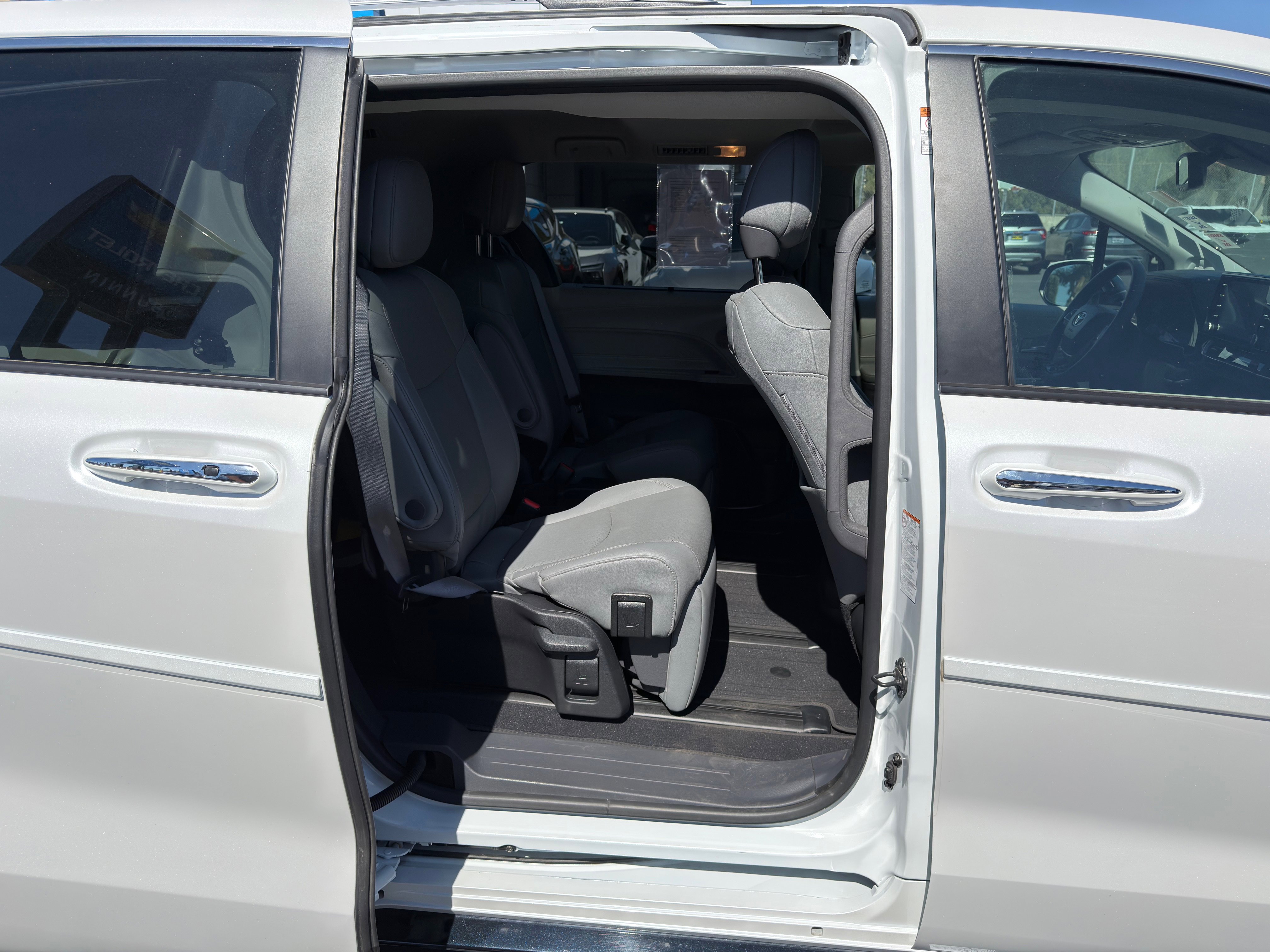 Used 2023 Toyota Sienna Limited image 12