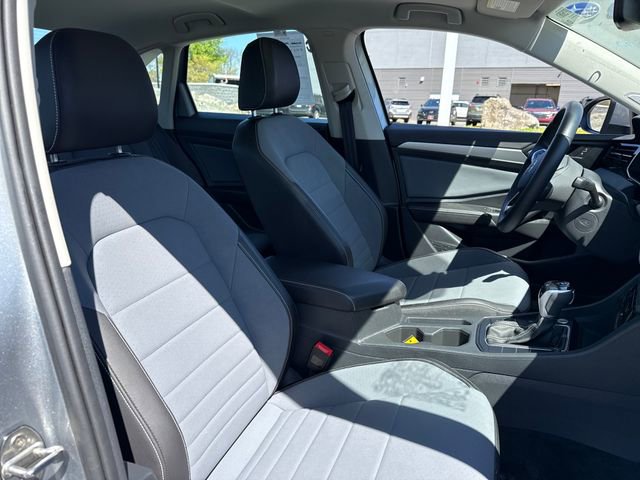 Used 2025 Volkswagen Jetta SE image 13