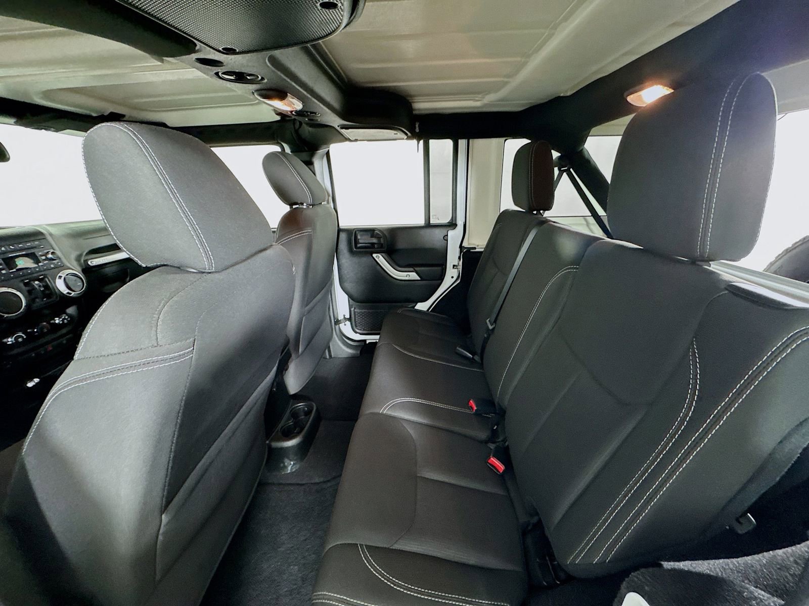 Used 2018 Jeep Wrangler Unlimited Sahara w/ Connectivity Group image 18