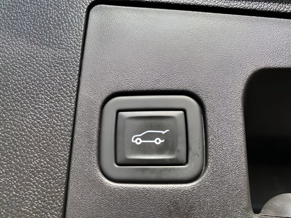 Certified 2024 Cadillac XT4 Luxury w/ Cold Weather Package AWD/4WD image 11