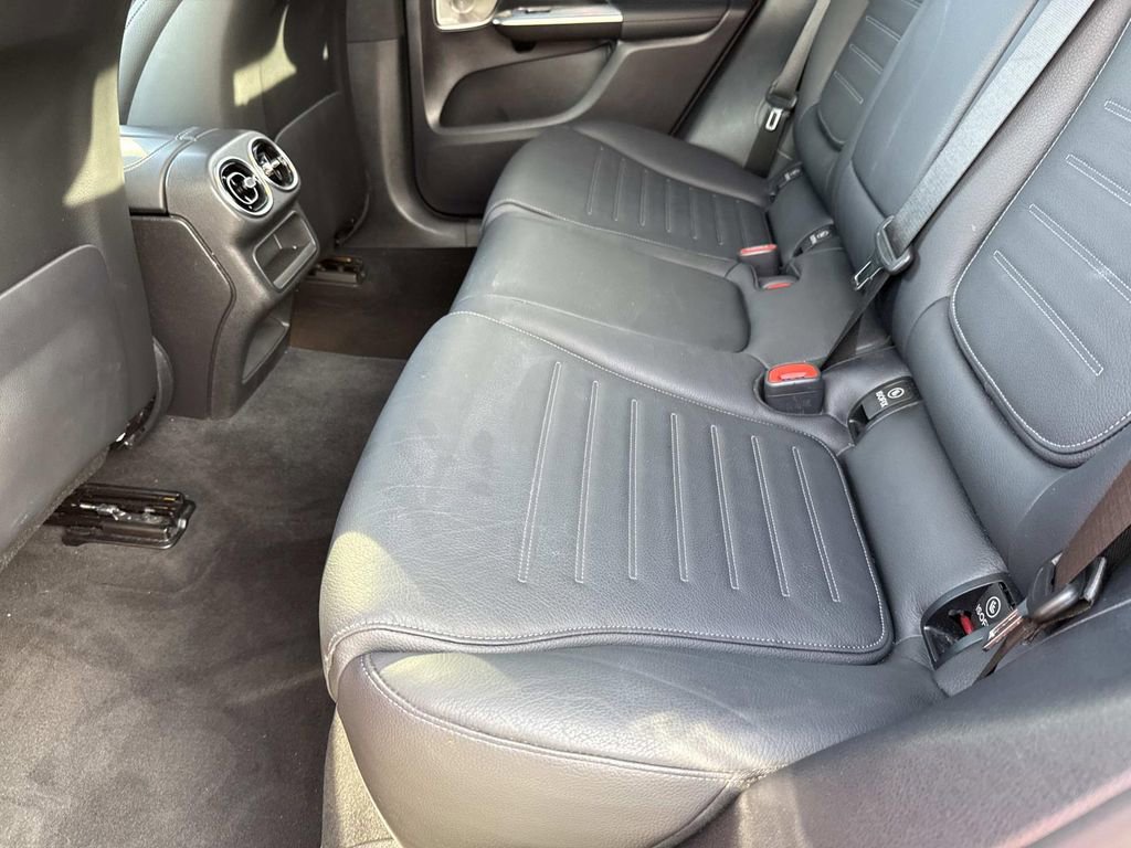 Used 2024 Mercedes-Benz GLC 300 4MATIC image 16