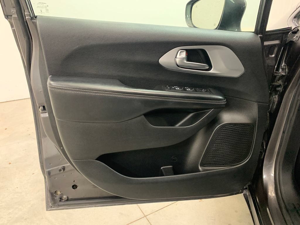 Used 2019 Chrysler Pacifica Touring-L Plus w/ Advanced Safetytec Group FWD image 18