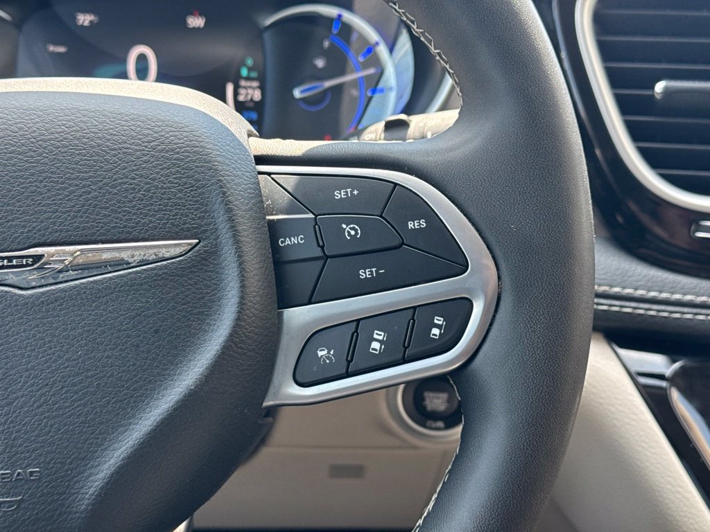 Used 2024 Chrysler Pacifica Limited FWD image 28