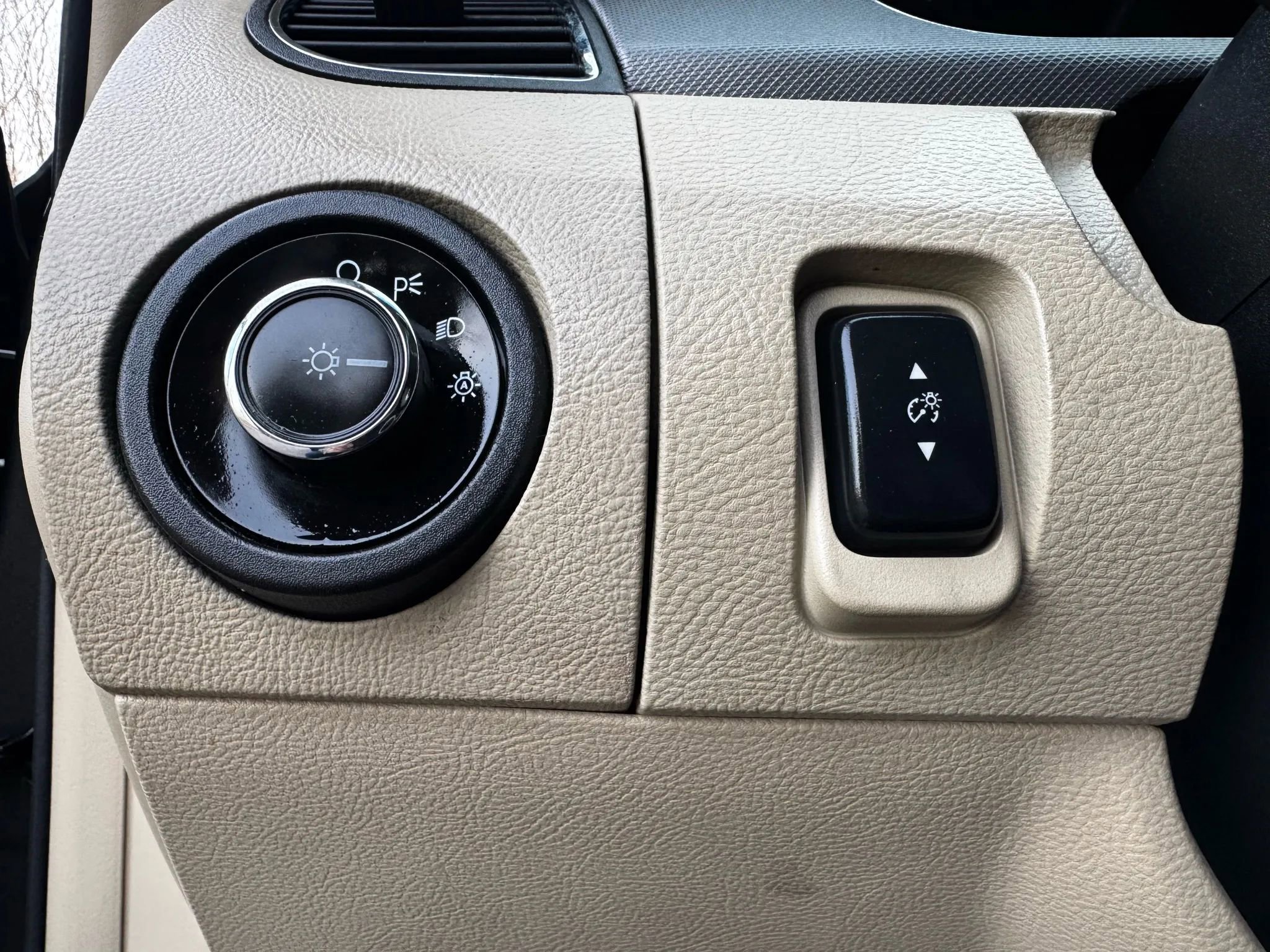 Used 2017 Ford Taurus SE image 14