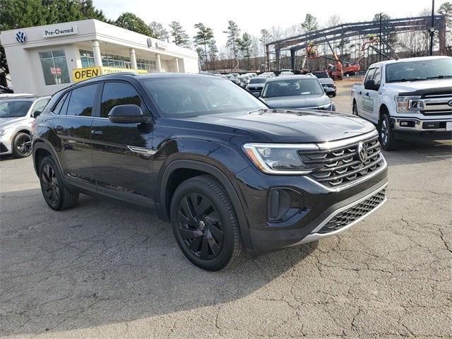 Certified 2024 Volkswagen Atlas Cross Sport SE w/ Panoramic Sunroof Package image 3