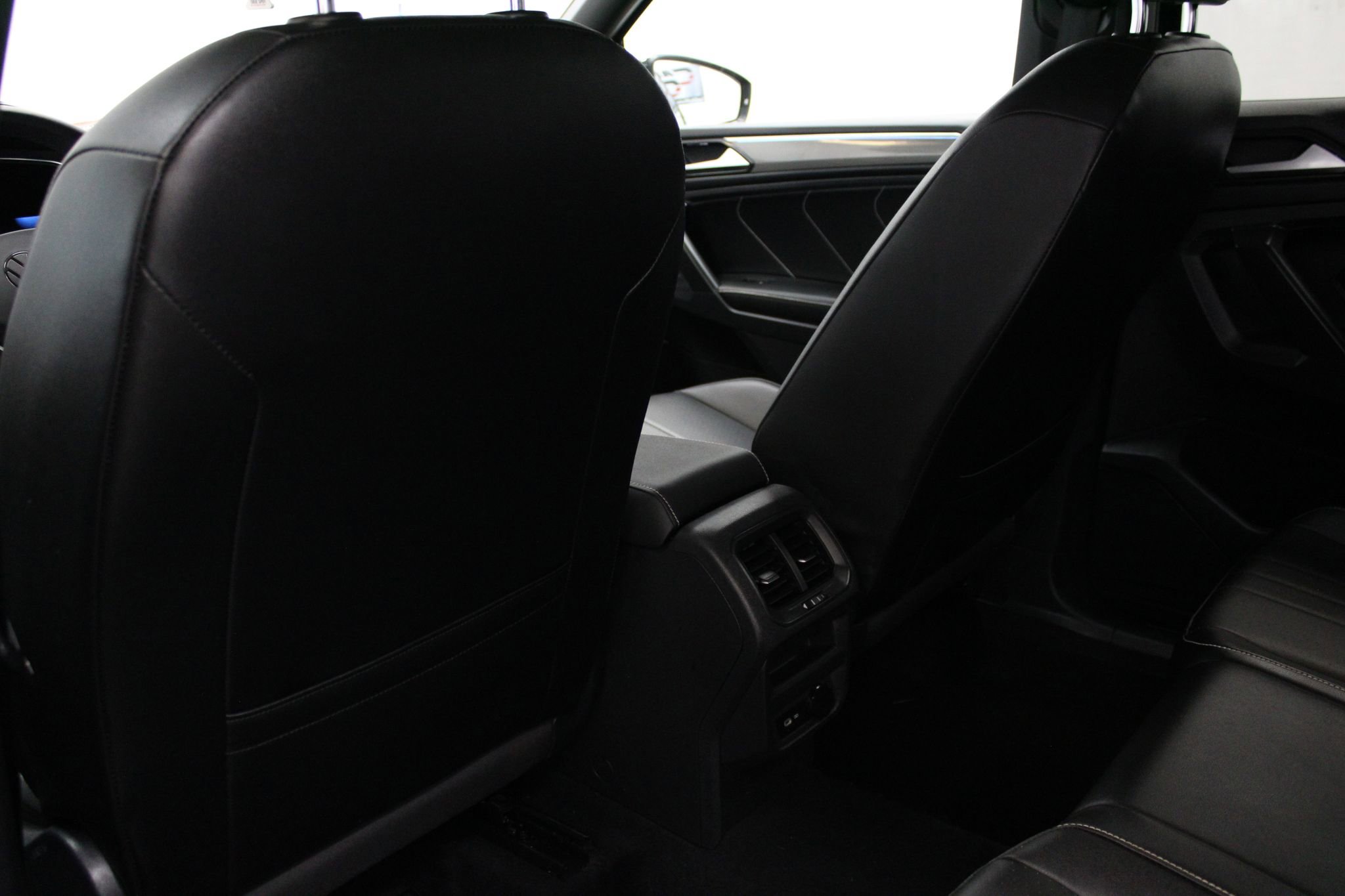 Used 2022 Volkswagen Tiguan SE R-Line image 14