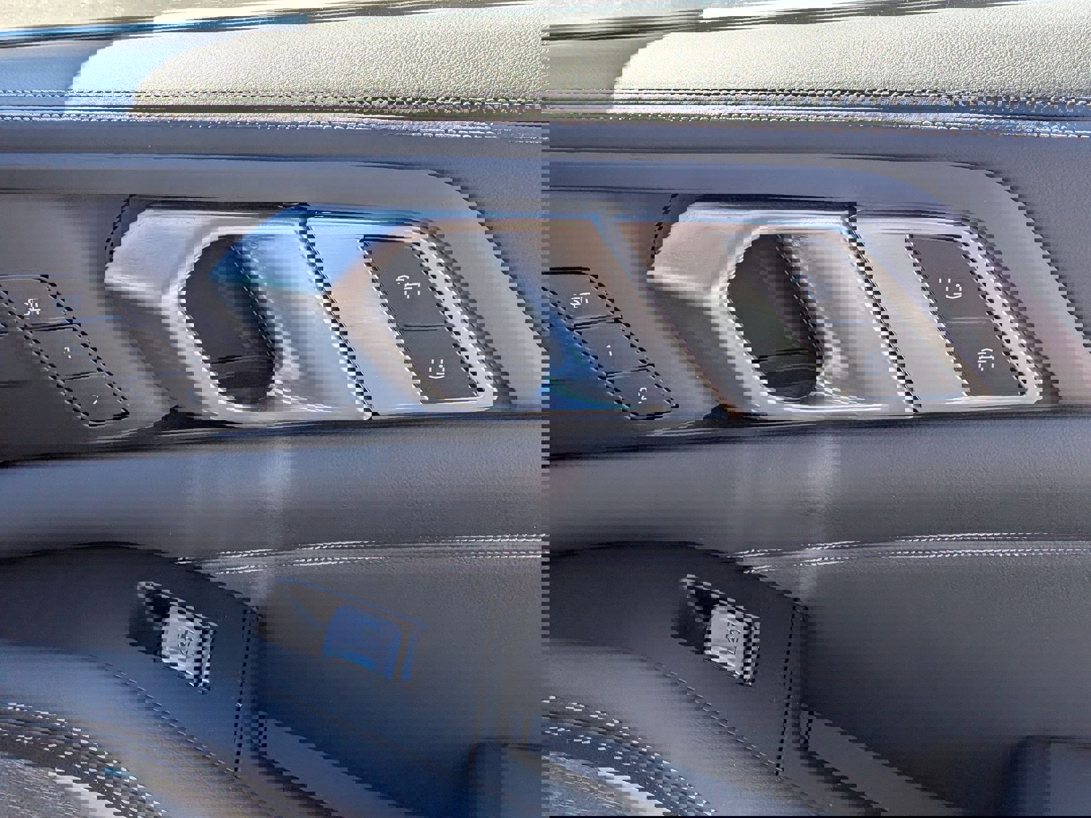 Used 2023 BMW X7 xDrive40i w/ Executive Package image 42