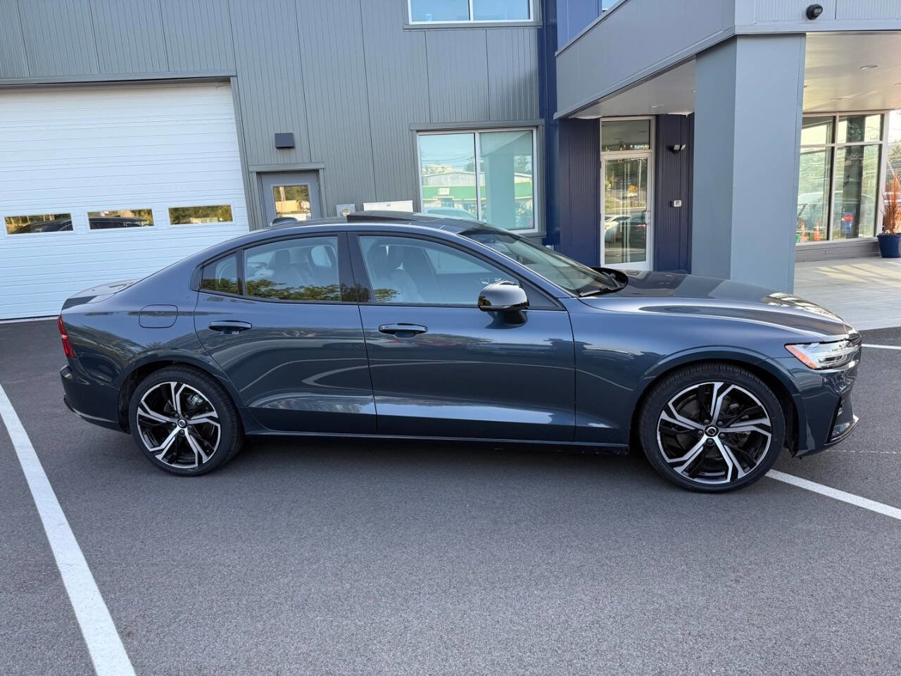 Used 2025 Volvo S60 B5 Core image 5