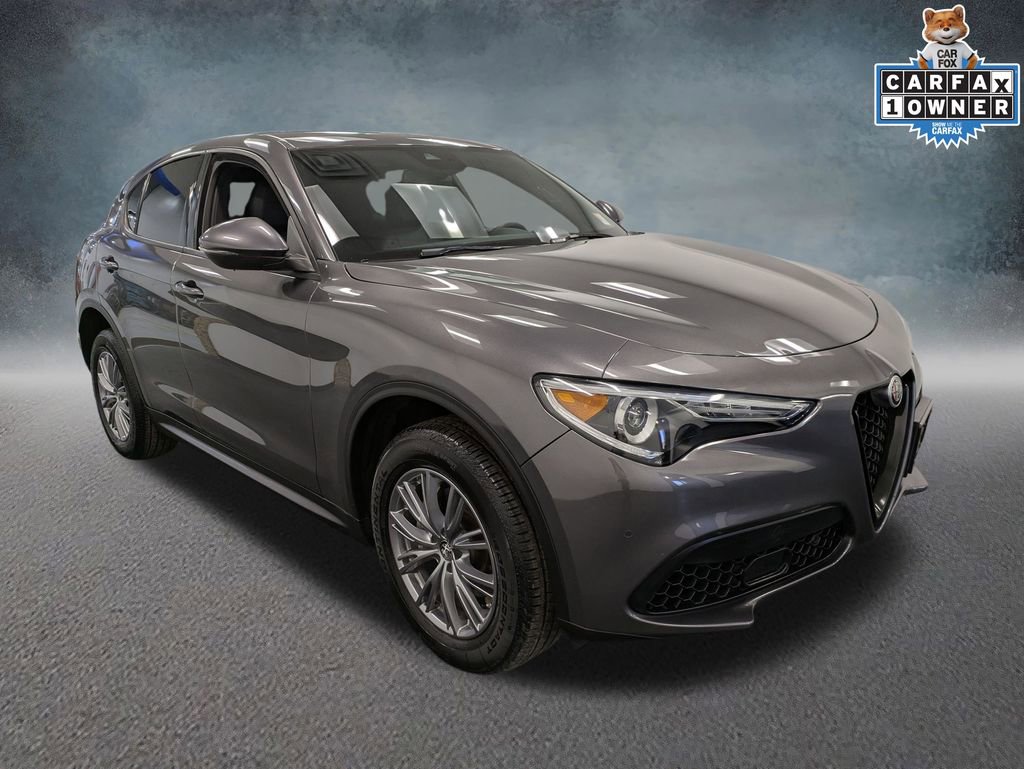 Used 2023 Alfa Romeo Stelvio Sprint image 3