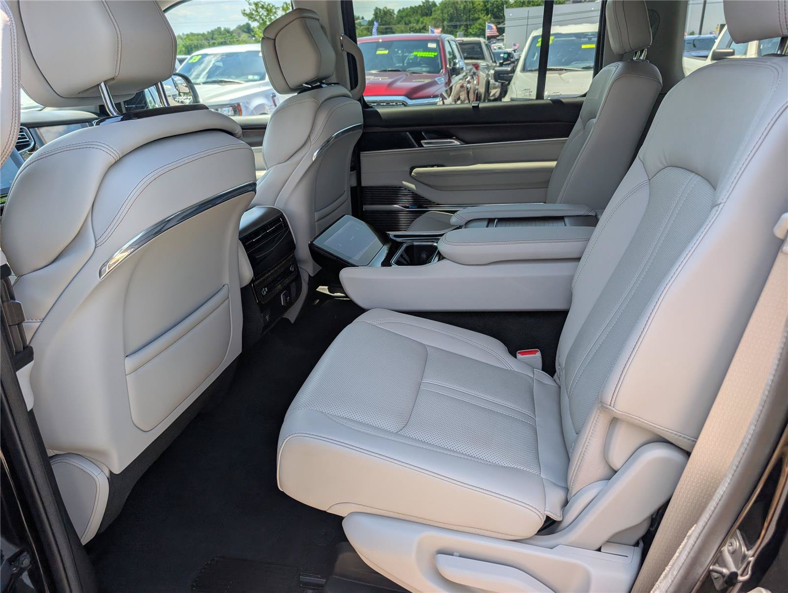 Used 2022 Jeep Grand Wagoneer Series I AWD/4WD image 18