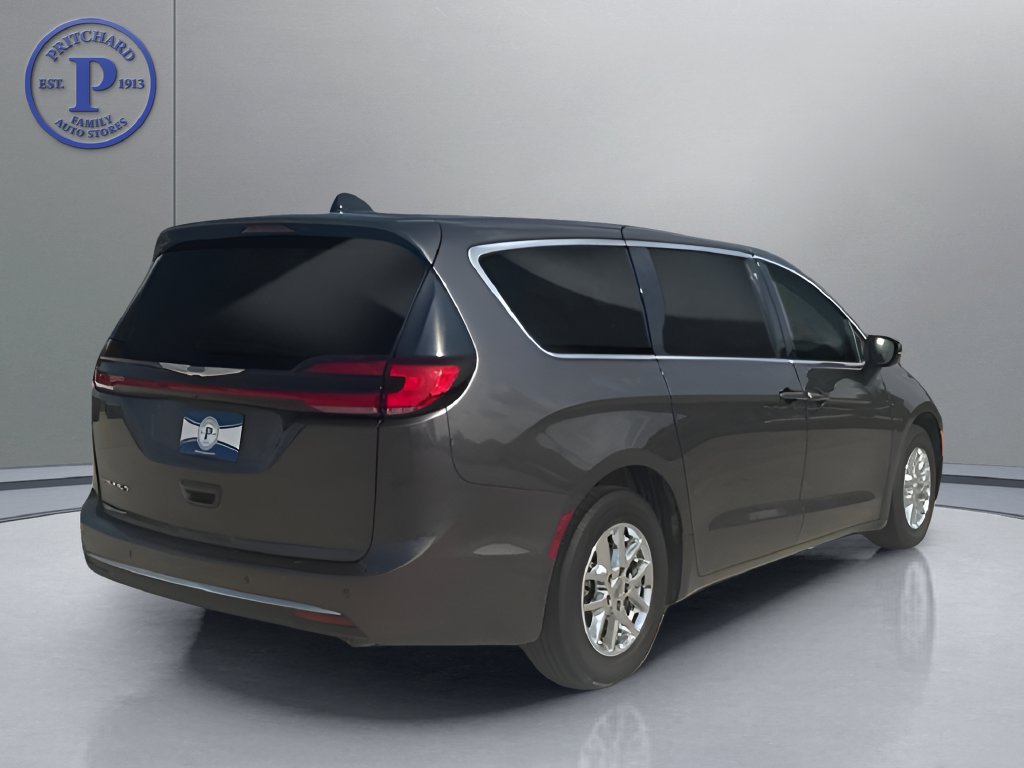 Used 2023 Chrysler Pacifica Touring-L FWD image 7
