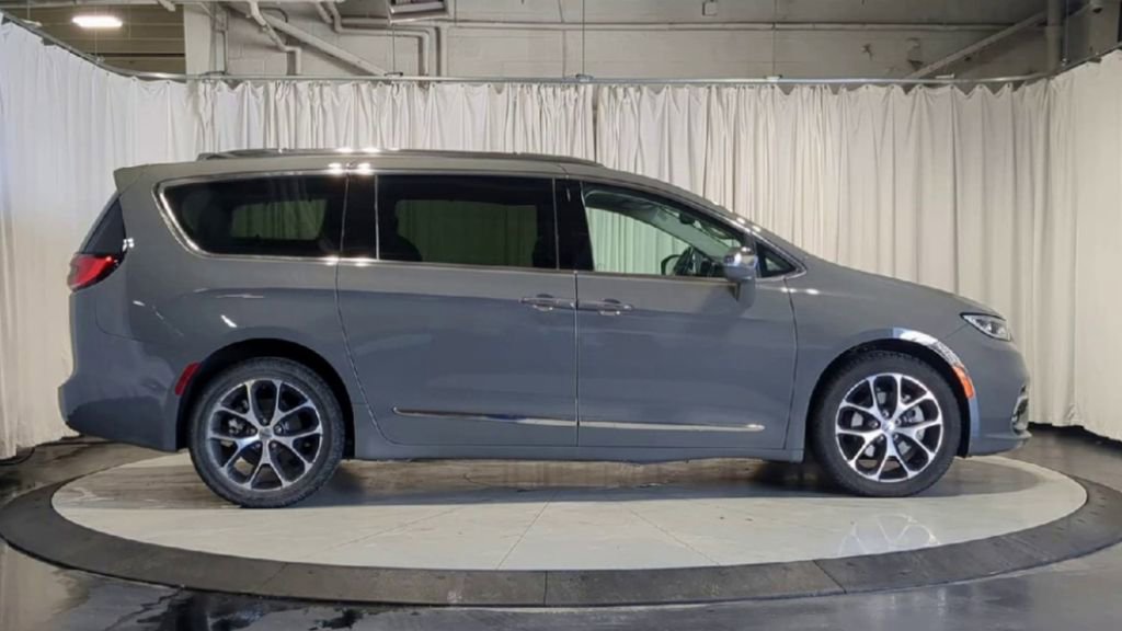 Used 2021 Chrysler Pacifica Limited w/ Uconnect Theater Family Group AWD/4WD image 11