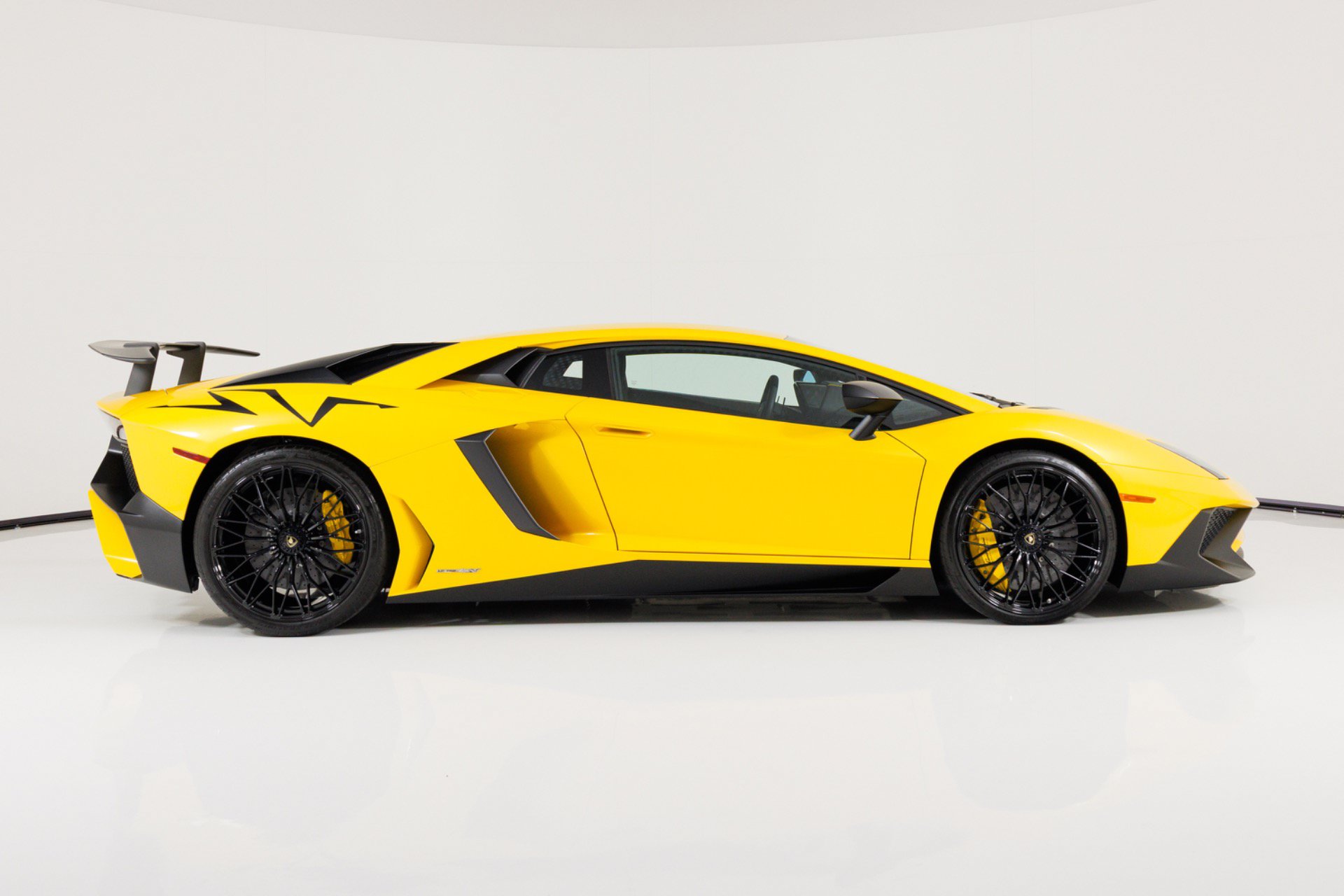 Used 2016 Lamborghini Aventador LP 750-4 Superveloce AWD/4WD image 2