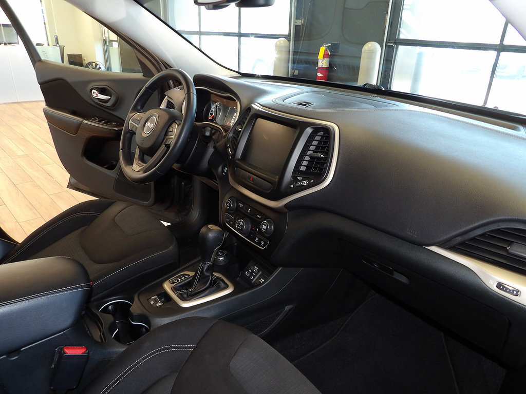 Used 2015 Jeep Cherokee Latitude w/ Comfort/Convenience Group AWD/4WD image 13