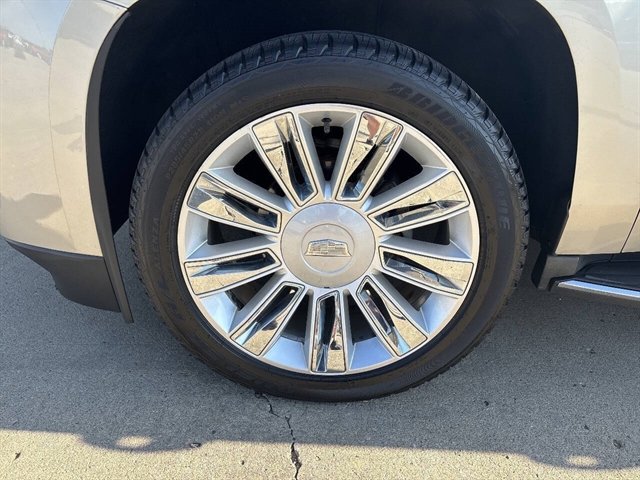 Used 2016 Cadillac Escalade Luxury AWD/4WD image 2