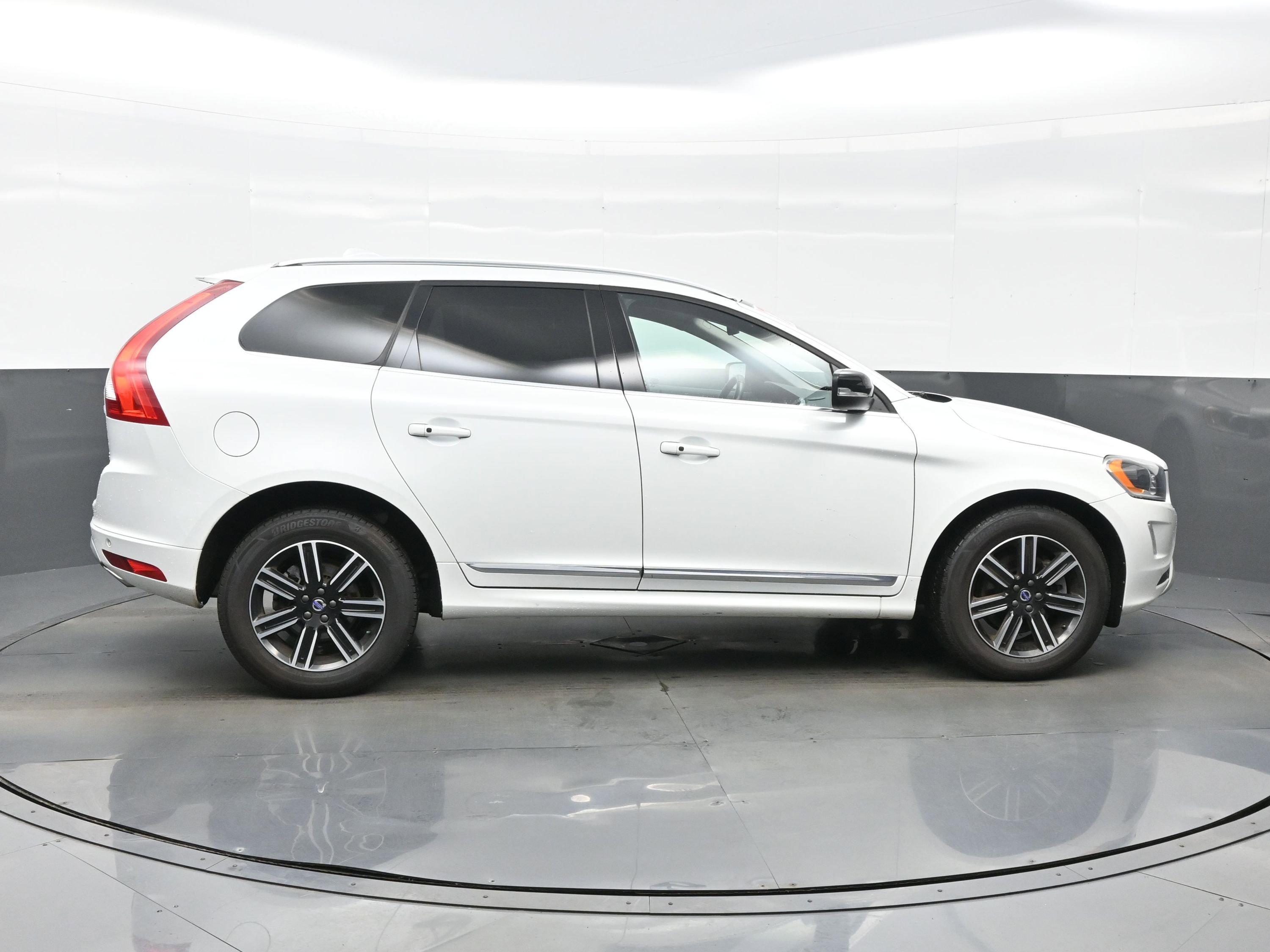 Used 2017 Volvo XC60 T5 Dynamic w/ Preferred Option Package image 7