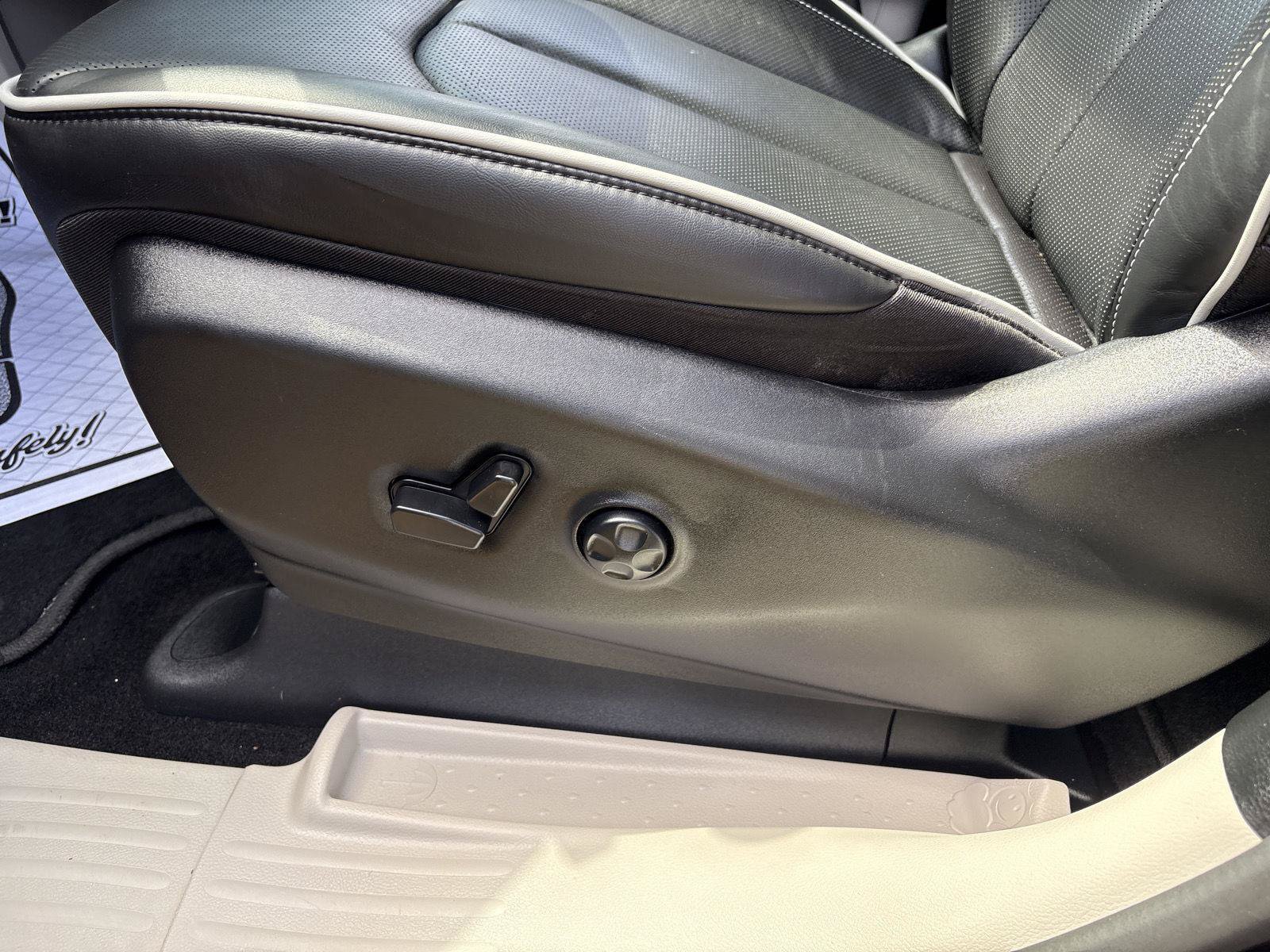 Used 2024 Chrysler Pacifica Limited FWD image 16