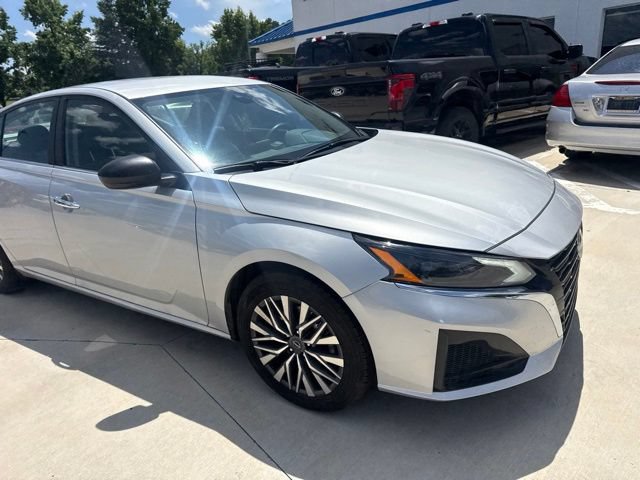 Used 2024 Nissan Altima 2.5 SV FWD image 6