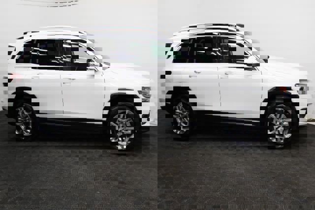 Used 2021 Mercedes-Benz GLB 250 4MATIC w/ Premium Package image 4