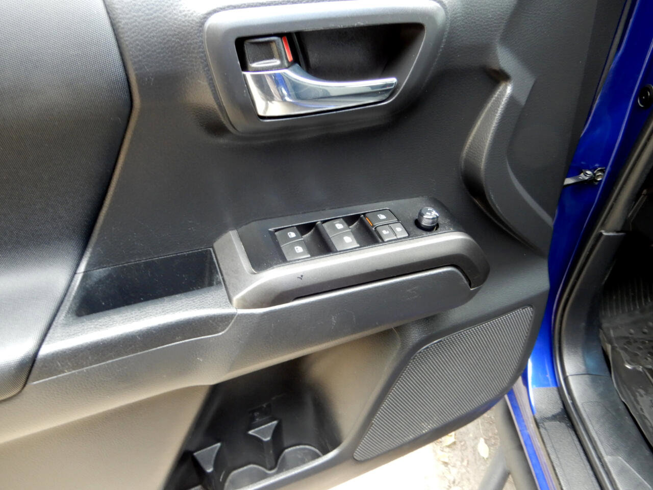 Used 2022 Toyota Tacoma TRD Off-Road image 19