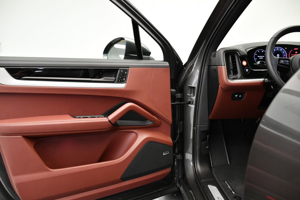Certified 2025 Porsche Cayenne image 37