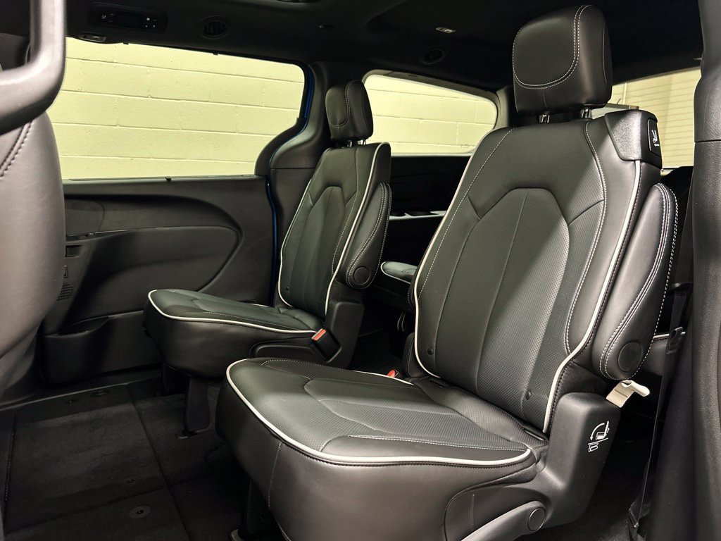 New 2027 Chrysler Pacifica Limited FWD image 9