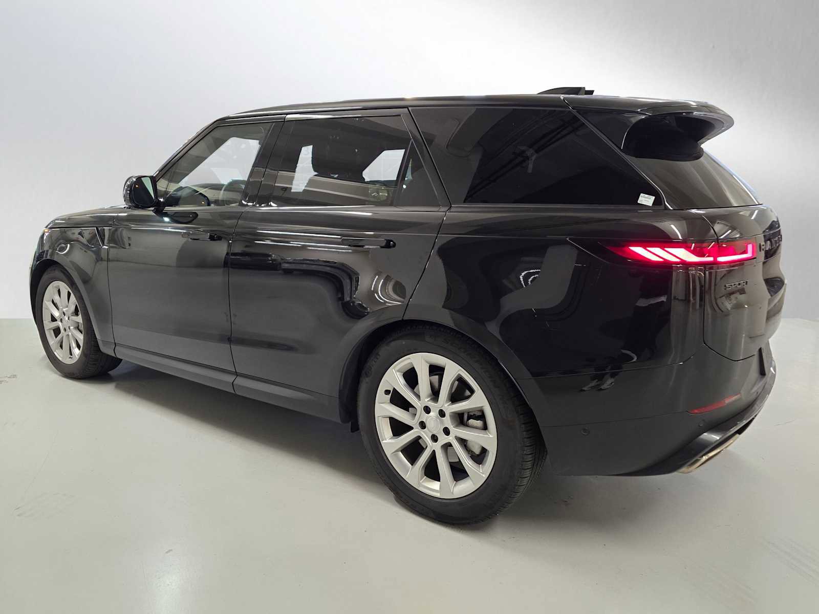 Used 2025 Land Rover Range Rover Sport SE AWD/4WD image 3