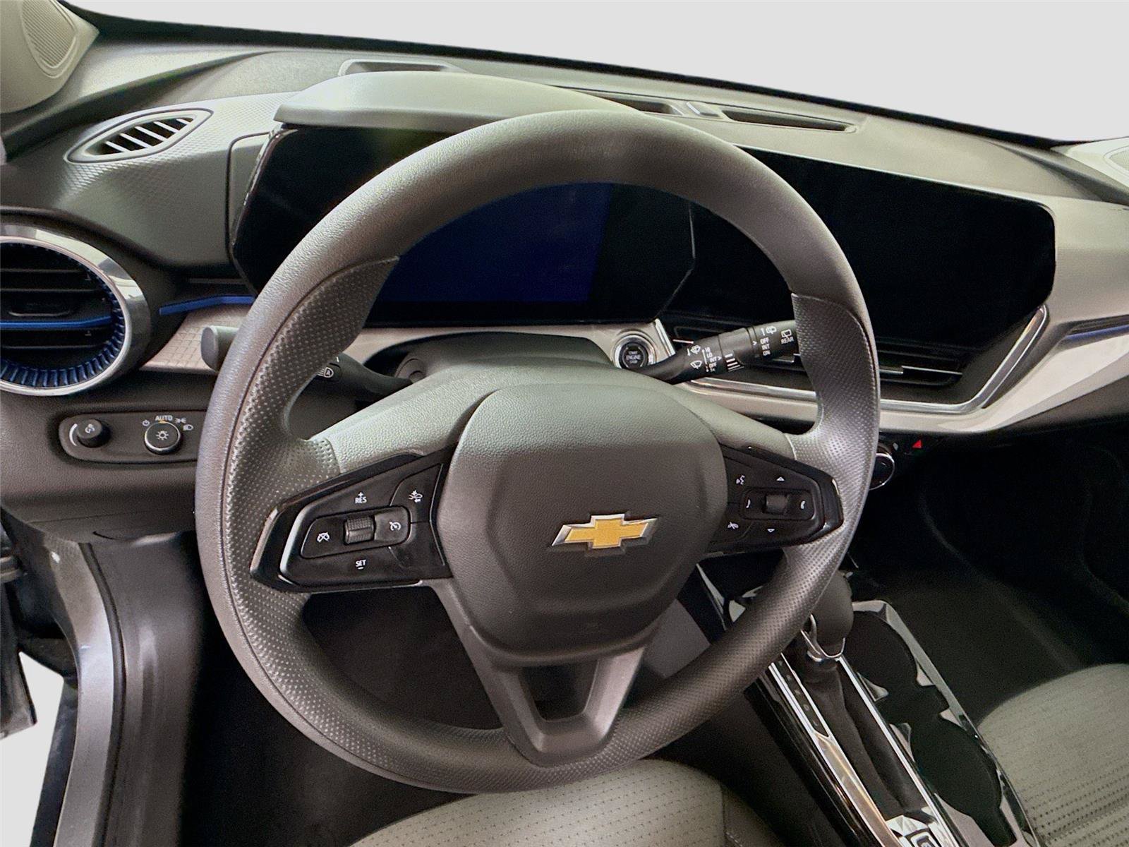 Used 2025 Chevrolet Trax LT FWD image 5