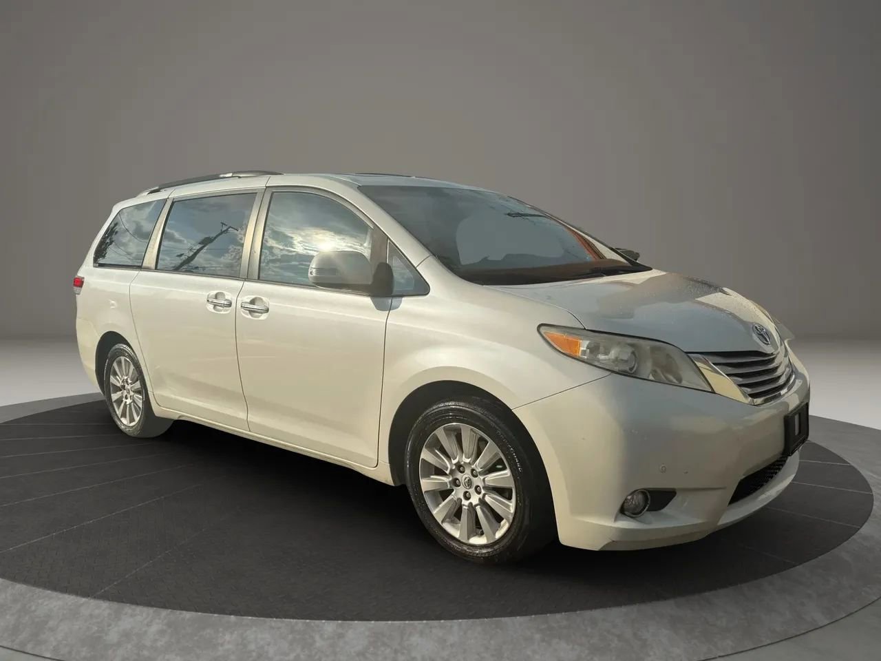 Used 2013 Toyota Sienna XLE image 3