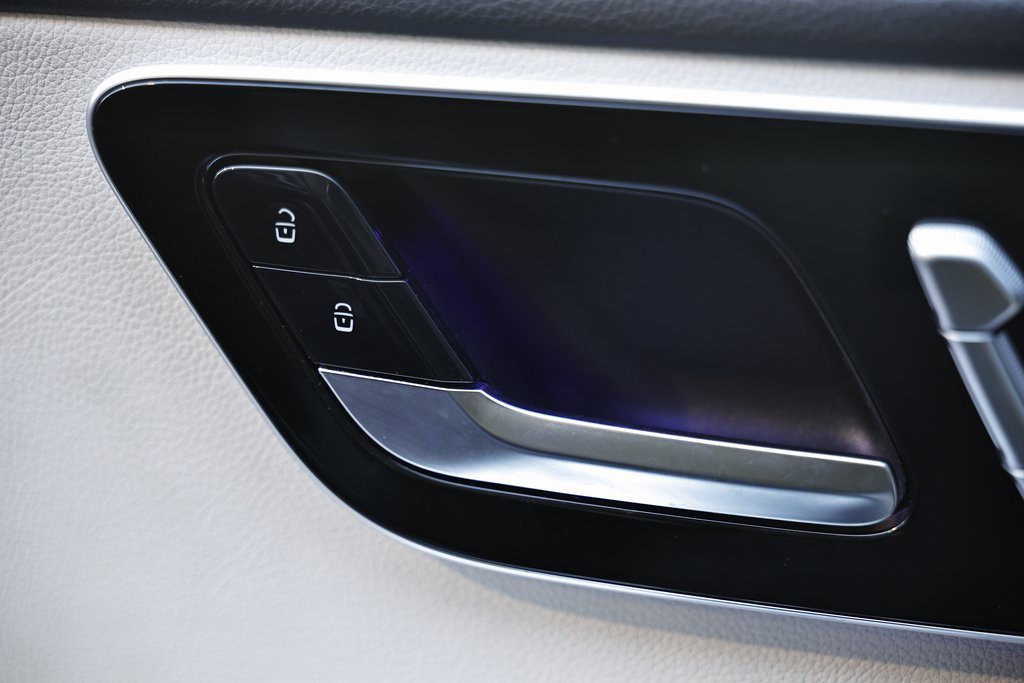 Used 2023 Mercedes-Benz C 300 4MATIC Sedan w/ Exclusive Trim Package image 18