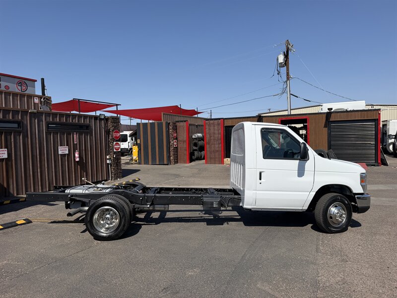Used 2024 Ford E-450 and Econoline 450 Super Duty RWD image 2