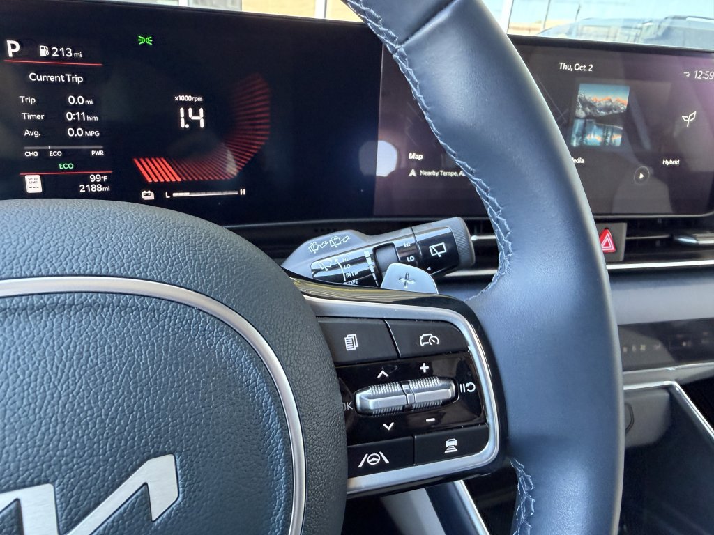 Used 2025 Kia Carnival EX image 32