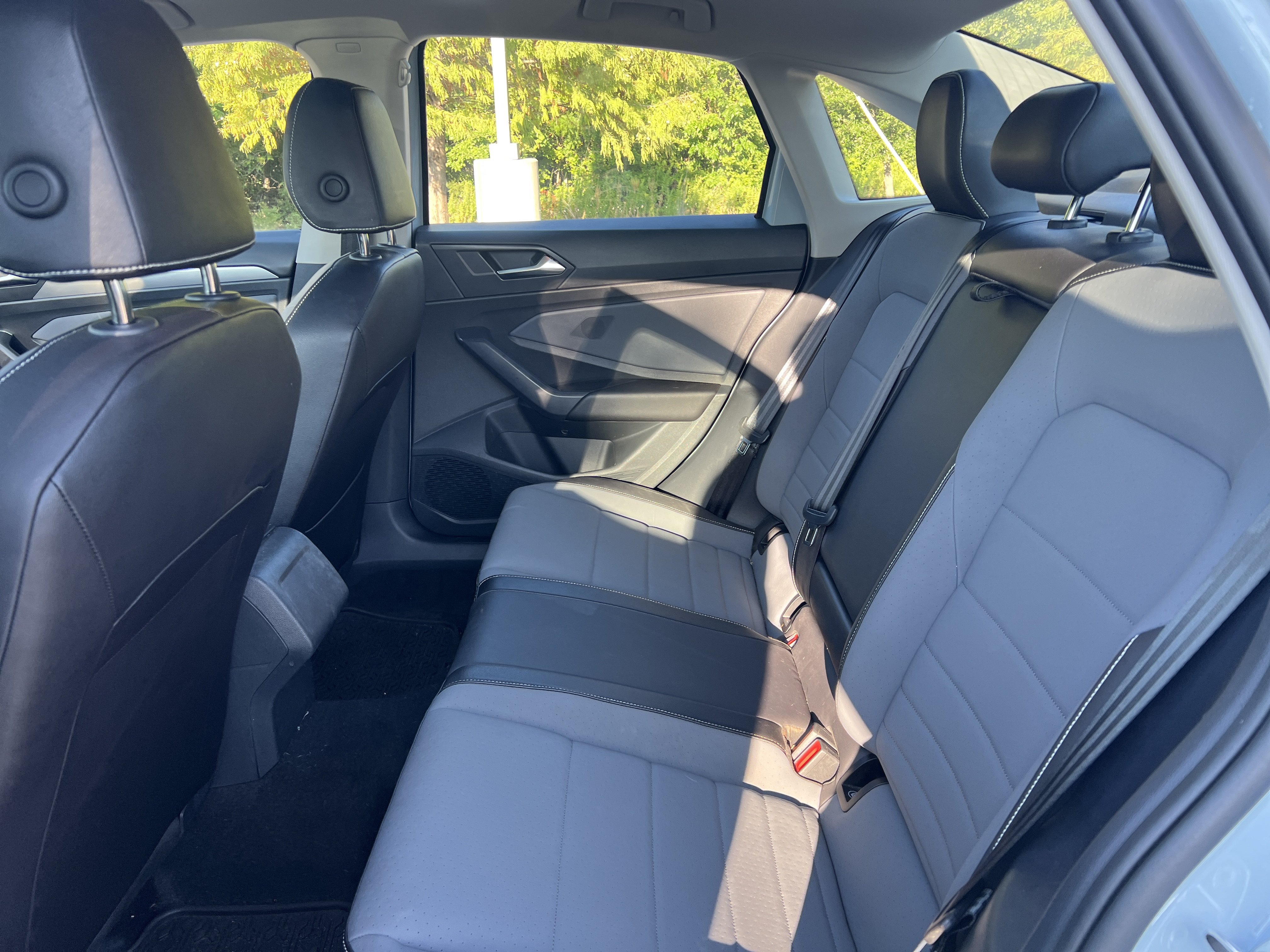 Certified 2025 Volkswagen Jetta SE w/ Sunroof Package FWD image 28
