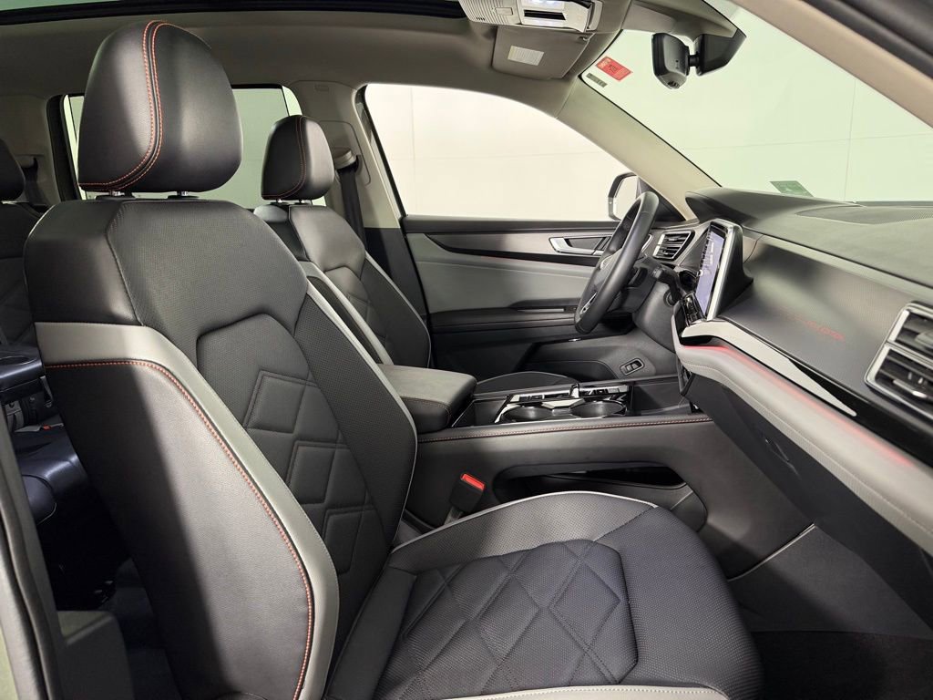 Used 2024 Volkswagen Atlas Peak Edition SE AWD/4WD image 32