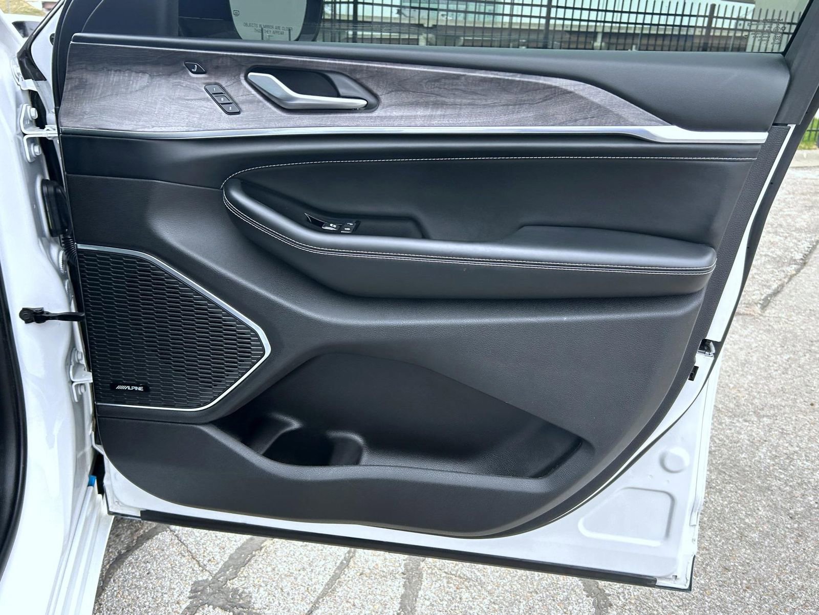 Used 2023 Jeep Grand Cherokee Overland w/ Luxury Tech Group IV image 15