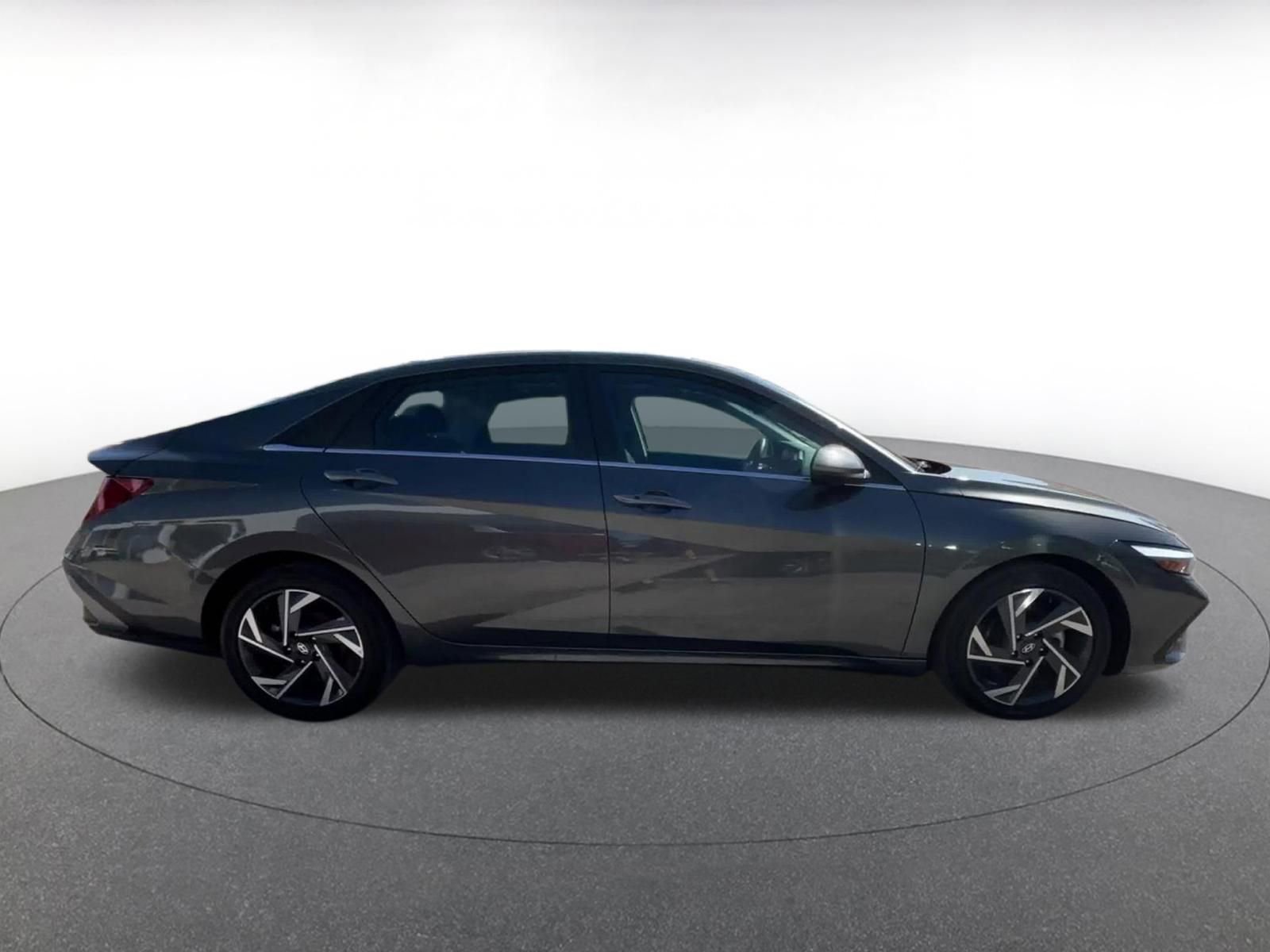 Used 2025 Hyundai Elantra SEL image 18