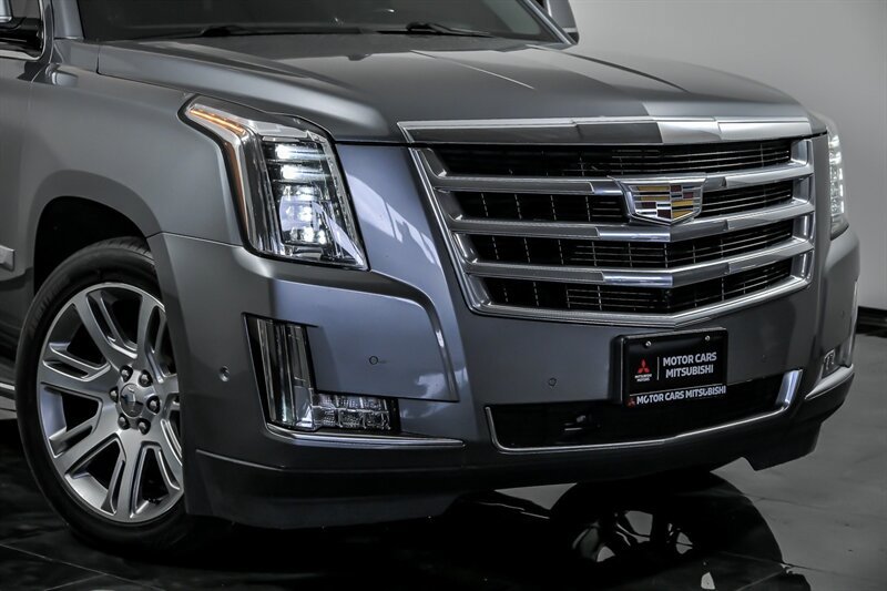Used 2019 Cadillac Escalade Luxury AWD/4WD image 2