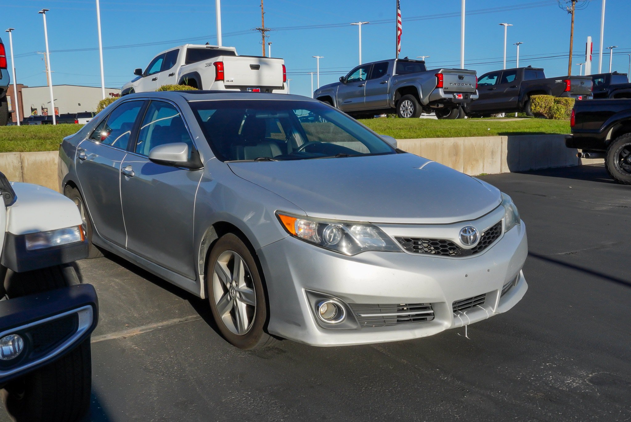 Used 2013 Toyota Camry SE FWD image 2