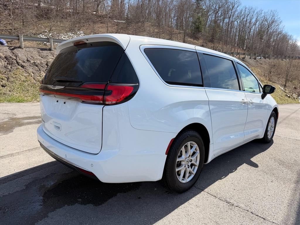 Used 2025 Chrysler Pacifica Select image 14