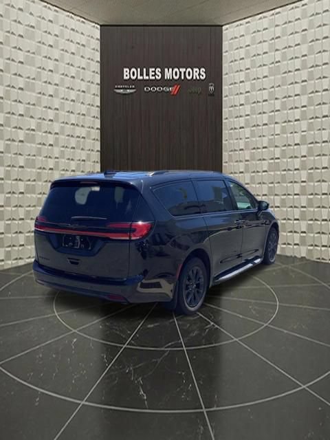 Certified 2021 Chrysler Pacifica Touring-L w/ S Appearance Package AWD/4WD image 4