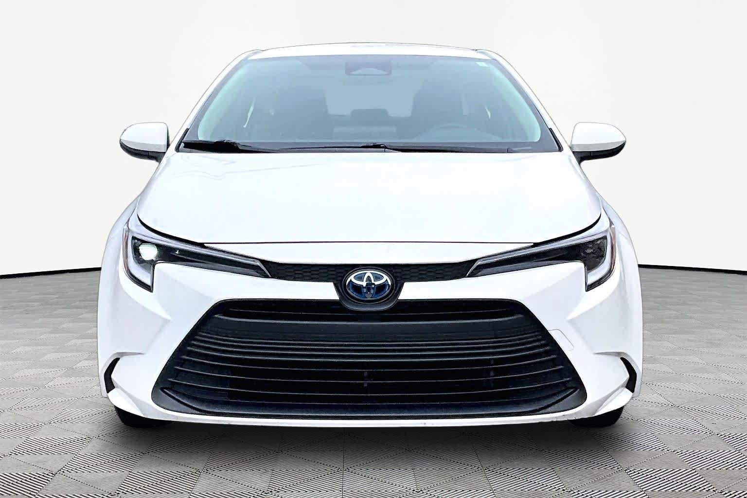 Used 2025 Toyota Corolla LE FWD image 4