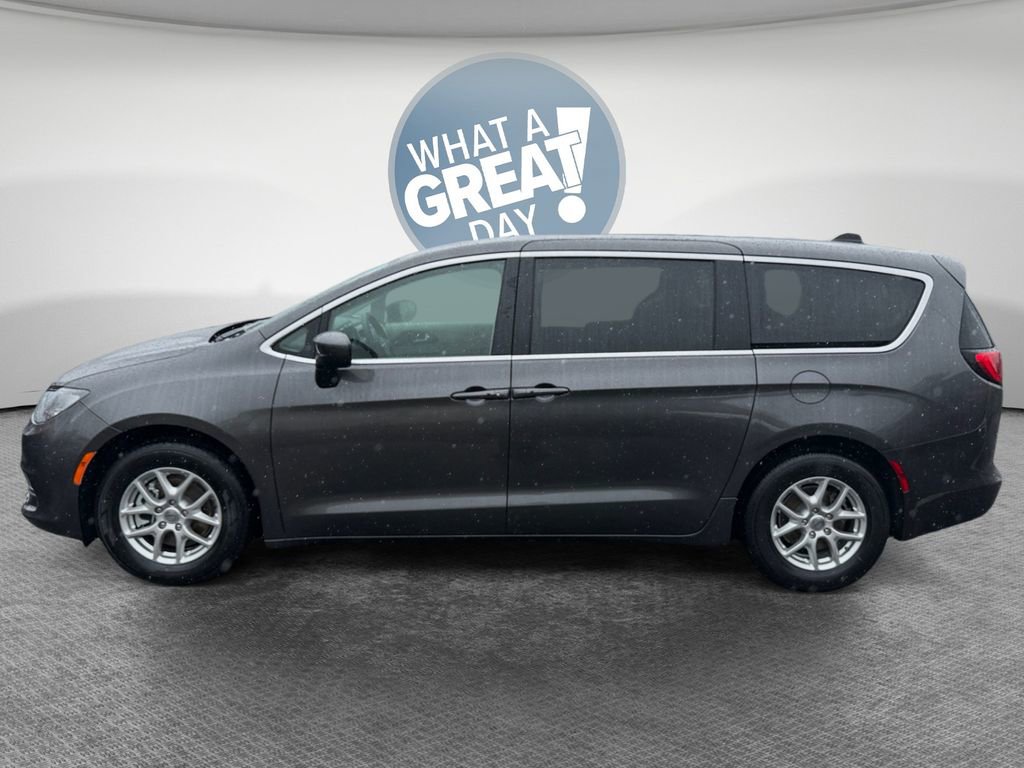 Used 2023 Chrysler Voyager LX FWD image 7