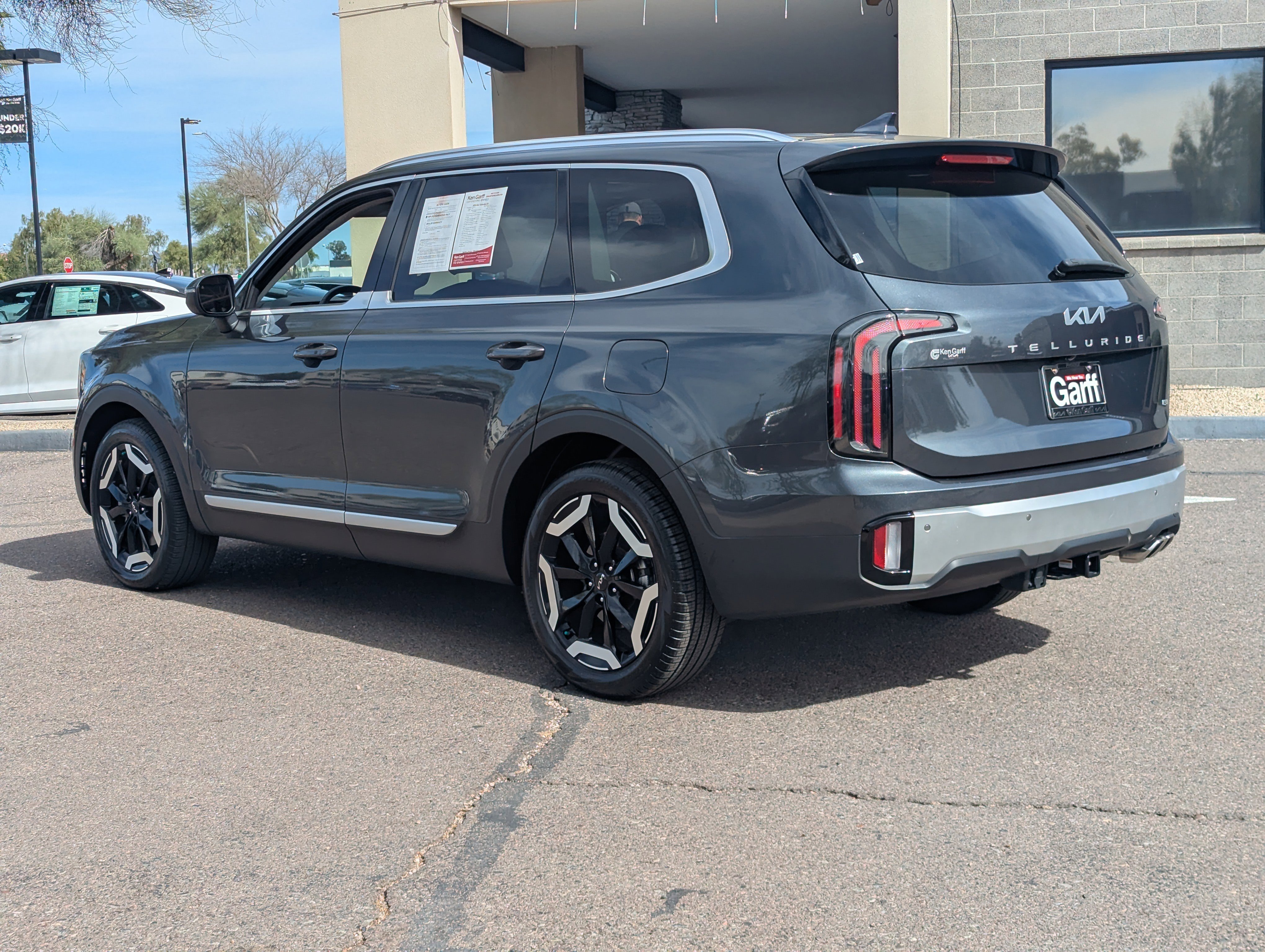 Used 2024 Kia Telluride EX w/ EX Captain's Chair Package image 4