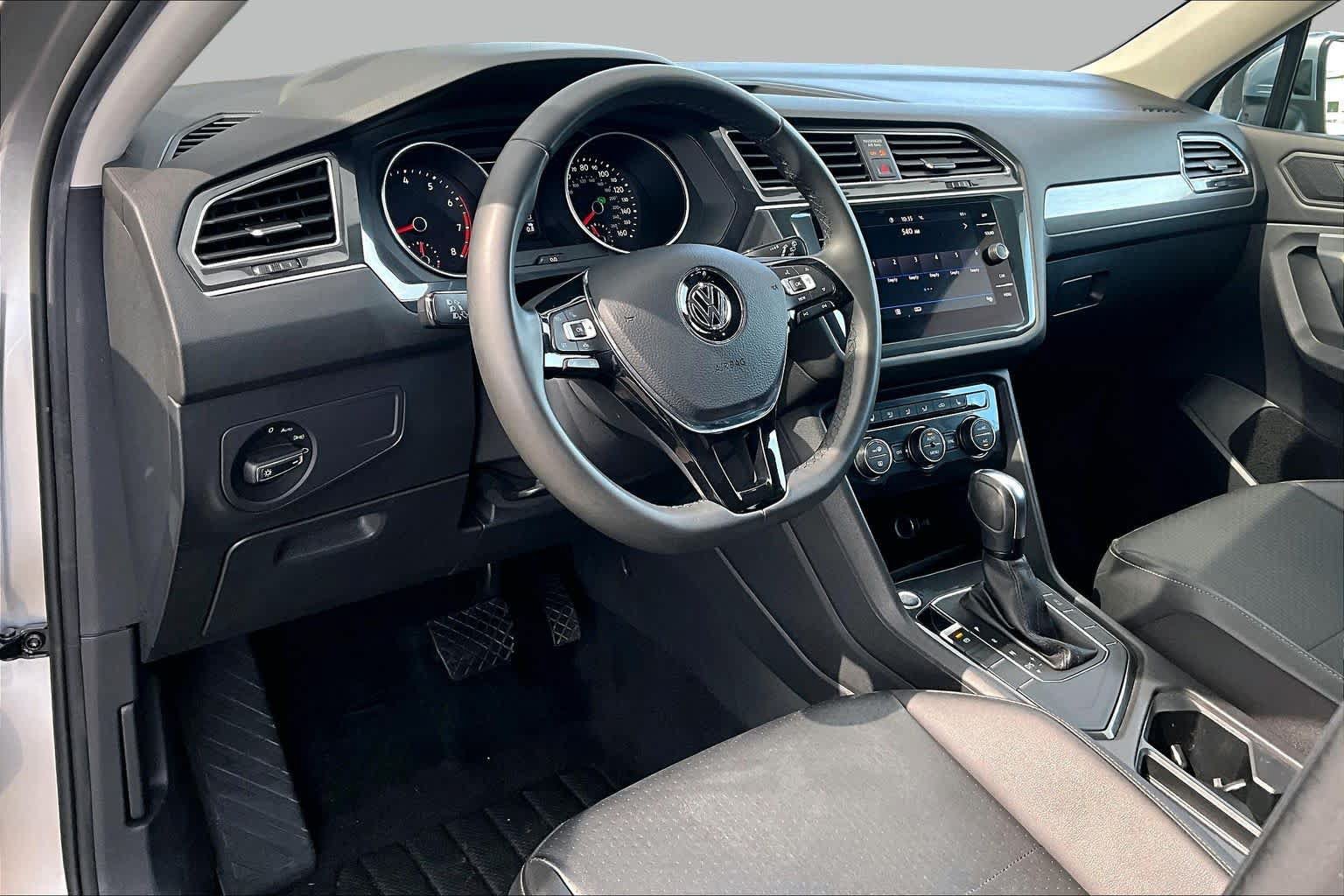 Used 2020 Volkswagen Tiguan SE w/ Panoramic Sunroof Package FWD image 18