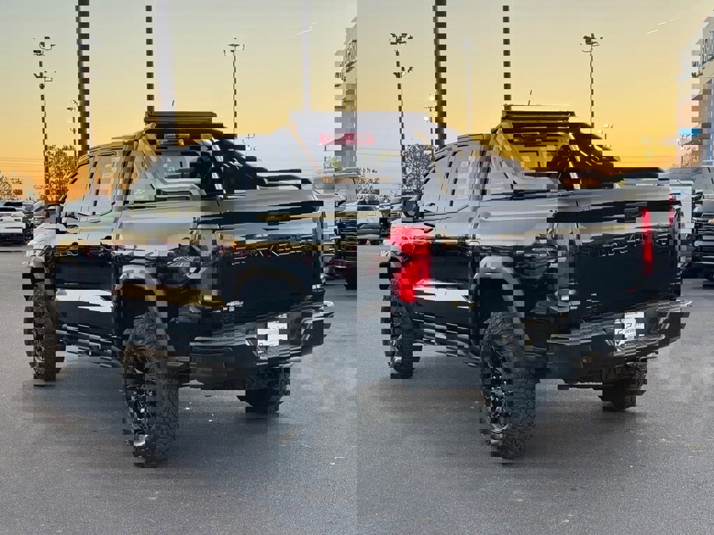 Used 2025 Chevrolet Colorado ZR2 w/ Midnight Edition image 5