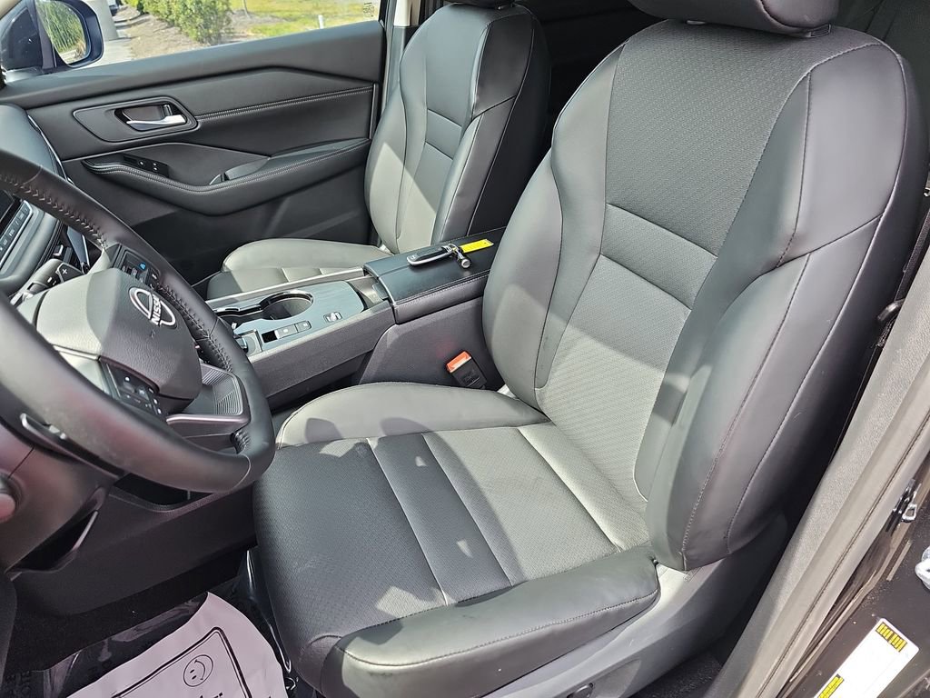 Used 2025 Nissan Rogue SV w/ SV Premium Package image 19